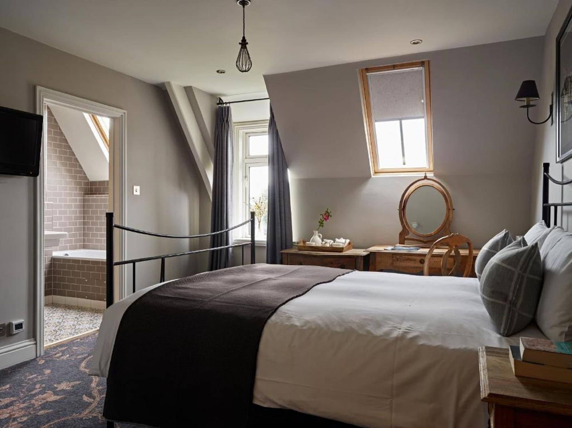Cotswold Grange Acomodação com café da manhã Cheltenham Exterior foto A bedroom at The Old Bank Hotel