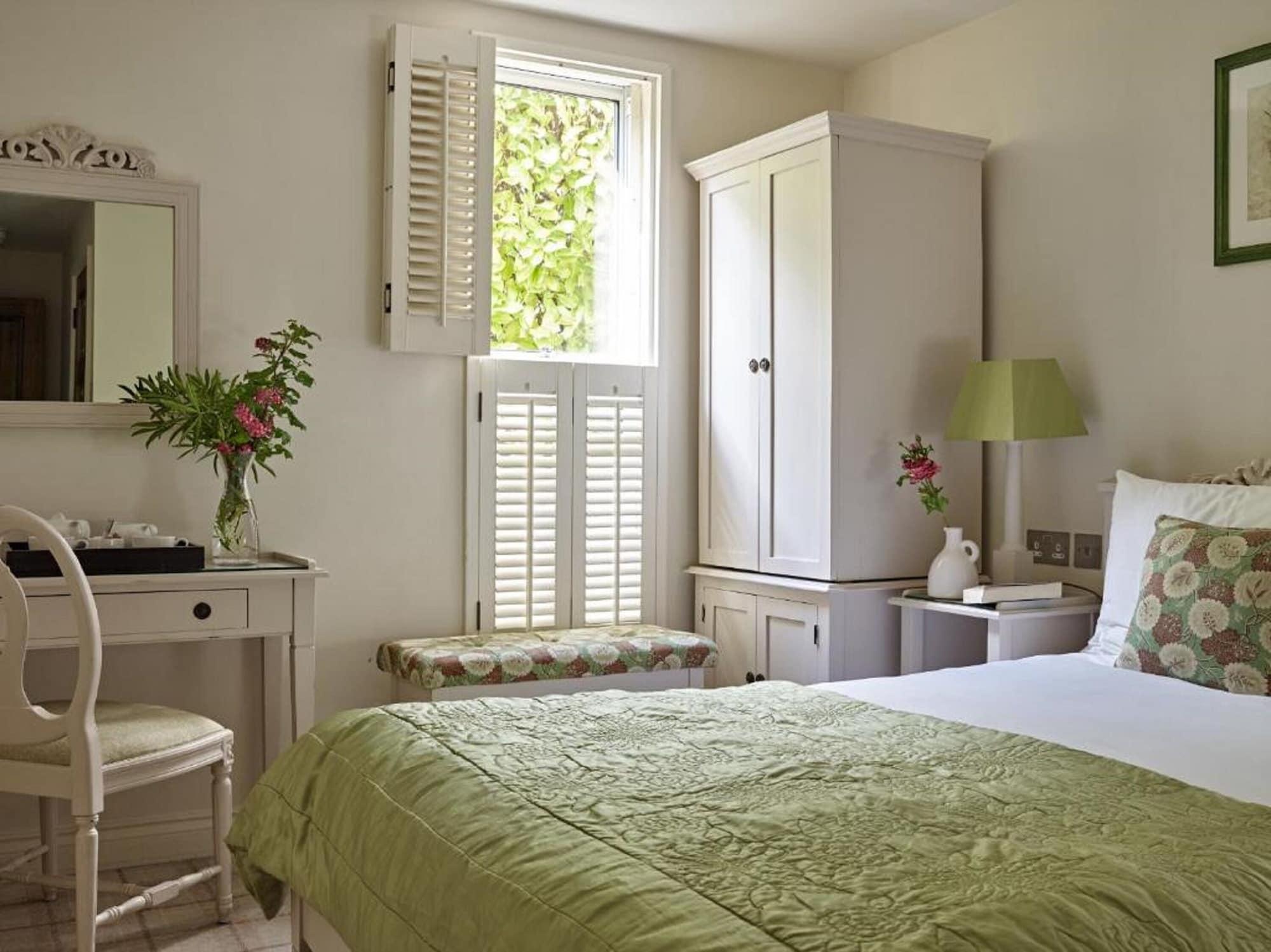 Cotswold Grange Acomodação com café da manhã Cheltenham Exterior foto A bedroom at The Old parsonage