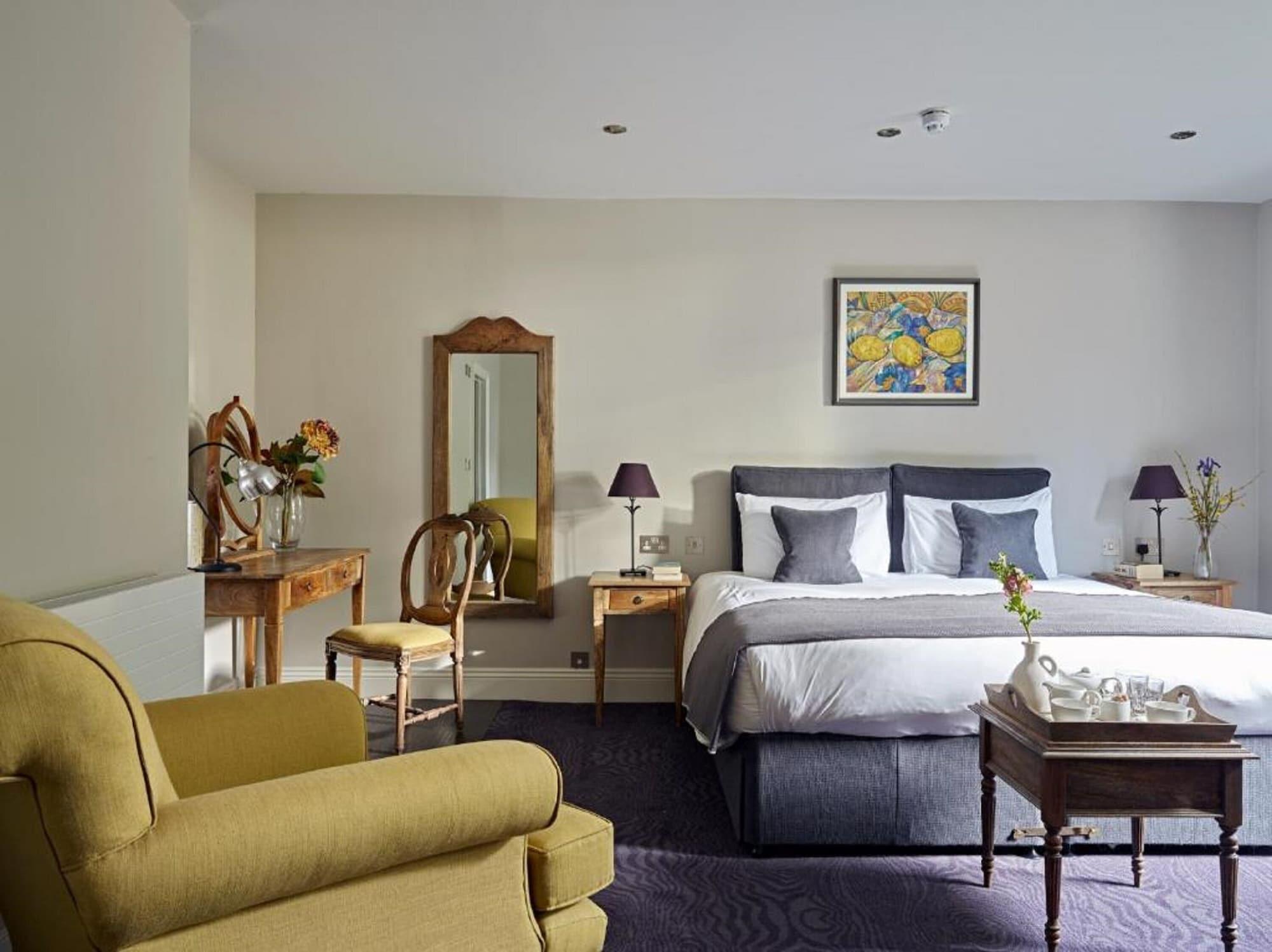 Cotswold Grange Acomodação com café da manhã Cheltenham Exterior foto A bedroom at The Old parsonage