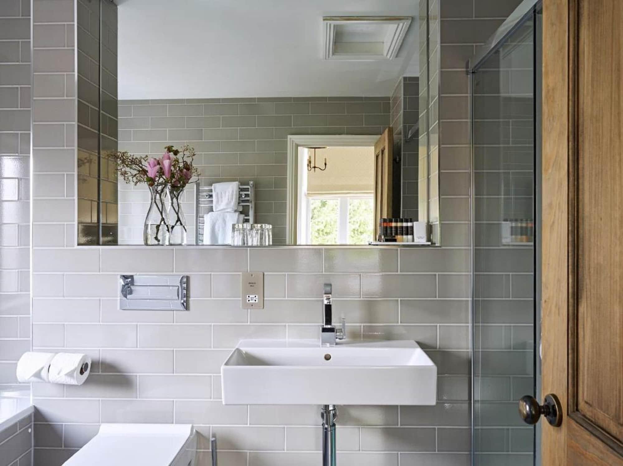 Cotswold Grange Acomodação com café da manhã Cheltenham Exterior foto Bathroom with subway tiles