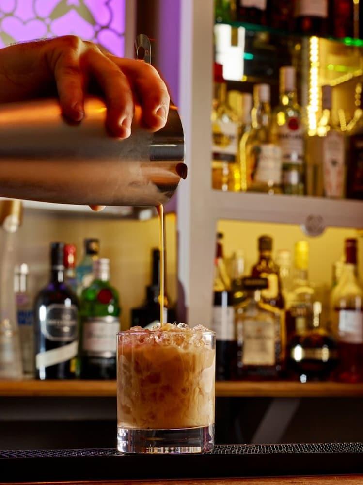 Cotswold Grange Acomodação com café da manhã Cheltenham Exterior foto A bartender pouring a White Russian