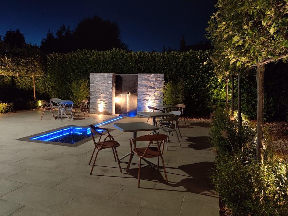 Cotswold Grange Acomodação com café da manhã Cheltenham Exterior foto The garden at night