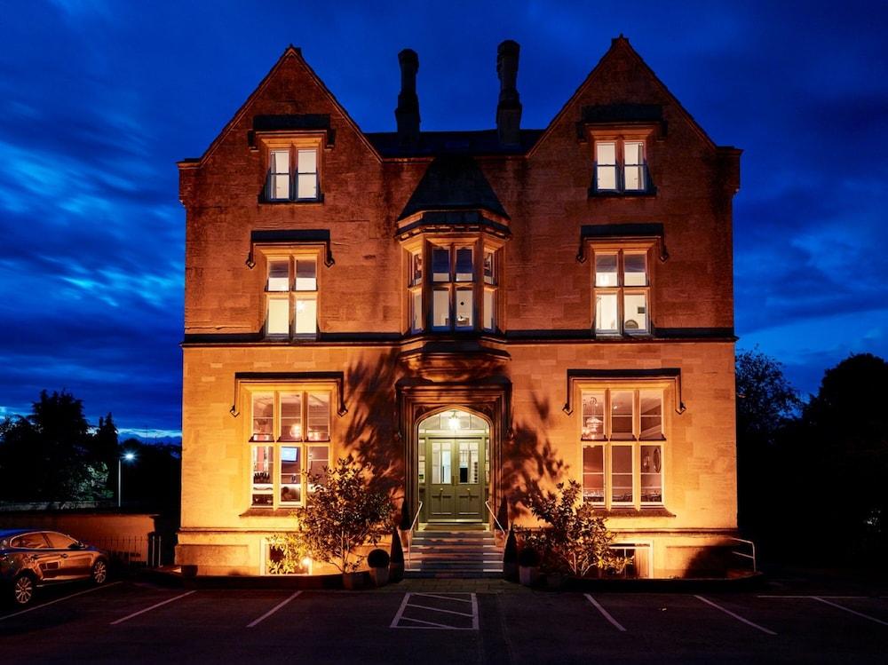 Cotswold Grange Acomodação com café da manhã Cheltenham Exterior foto The Old Rectory, at night