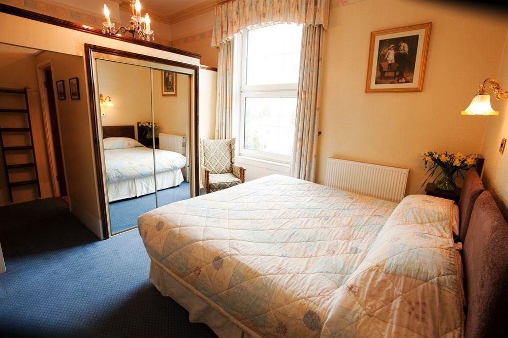 Cotswold Grange Acomodação com café da manhã Cheltenham Exterior foto A bedroom at the hotel