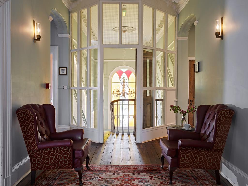 Cotswold Grange Acomodação com café da manhã Cheltenham Exterior foto The entrance to the hotel
