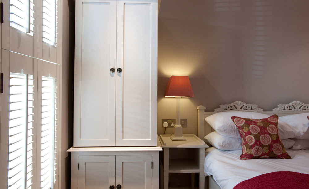 Cotswold Grange Acomodação com café da manhã Cheltenham Exterior foto A bedroom at the hotel