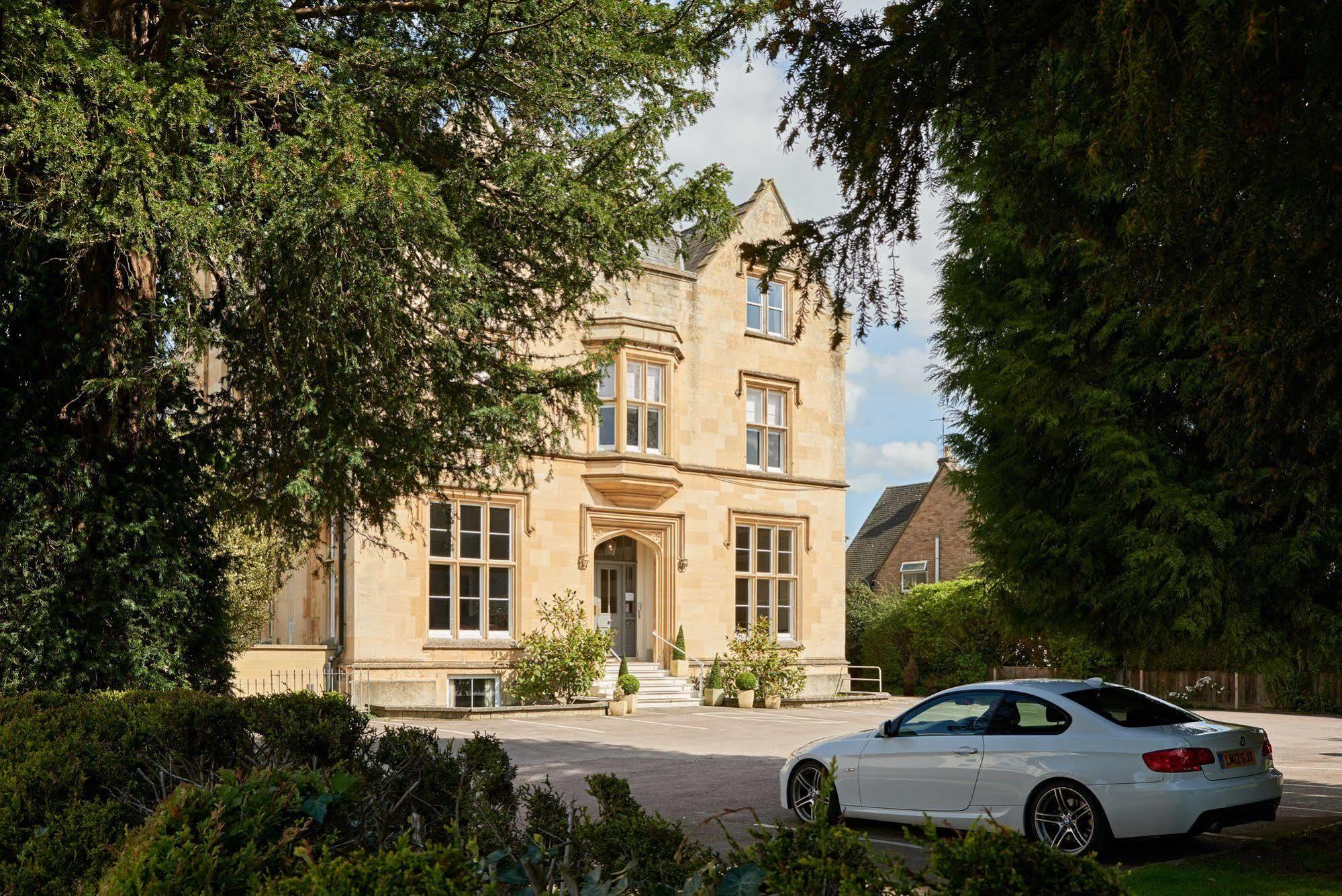 Cotswold Grange Acomodação com café da manhã Cheltenham Exterior foto The former school house