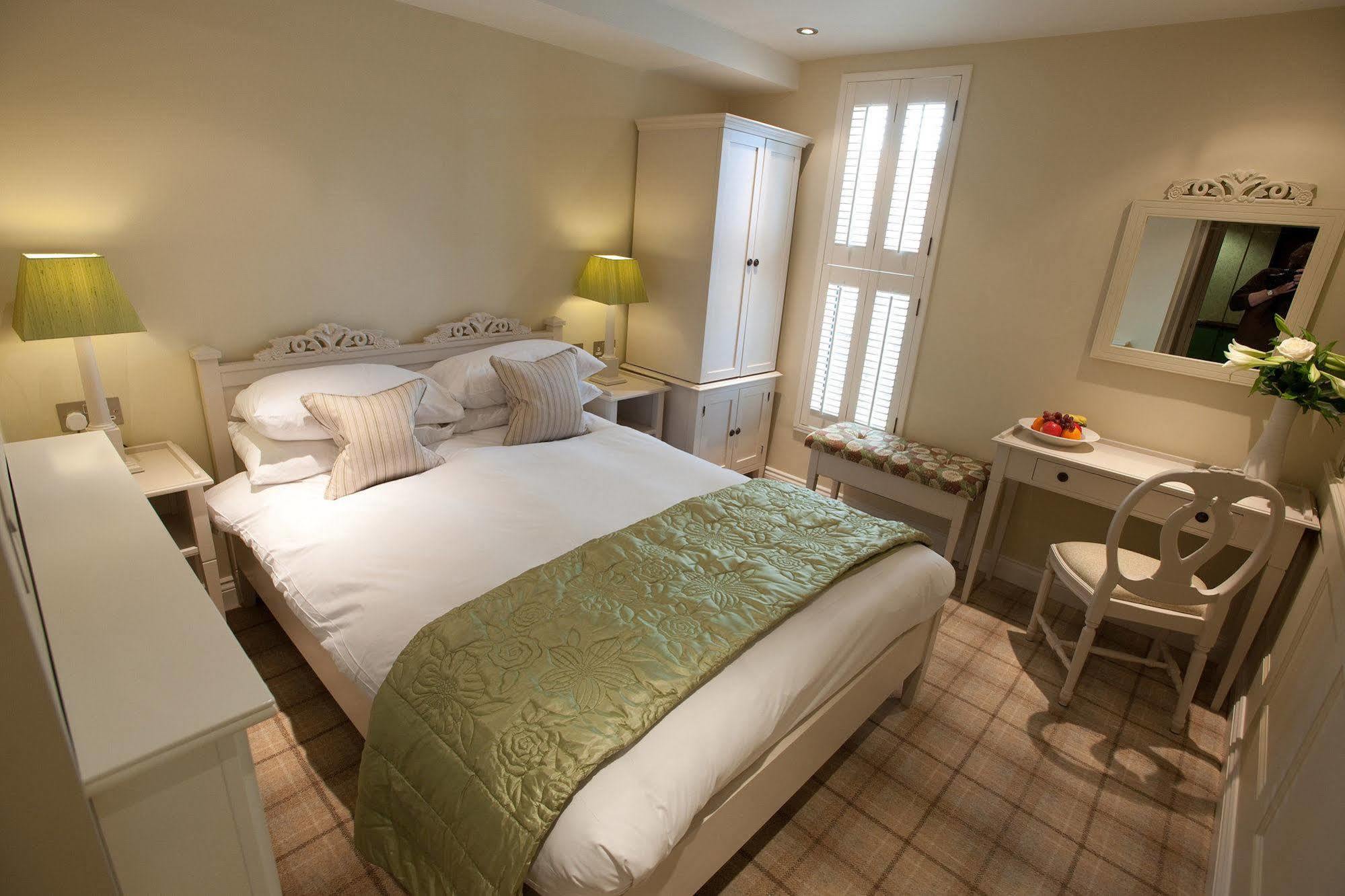 Cotswold Grange Acomodação com café da manhã Cheltenham Exterior foto A bedroom at The Old Vicarage