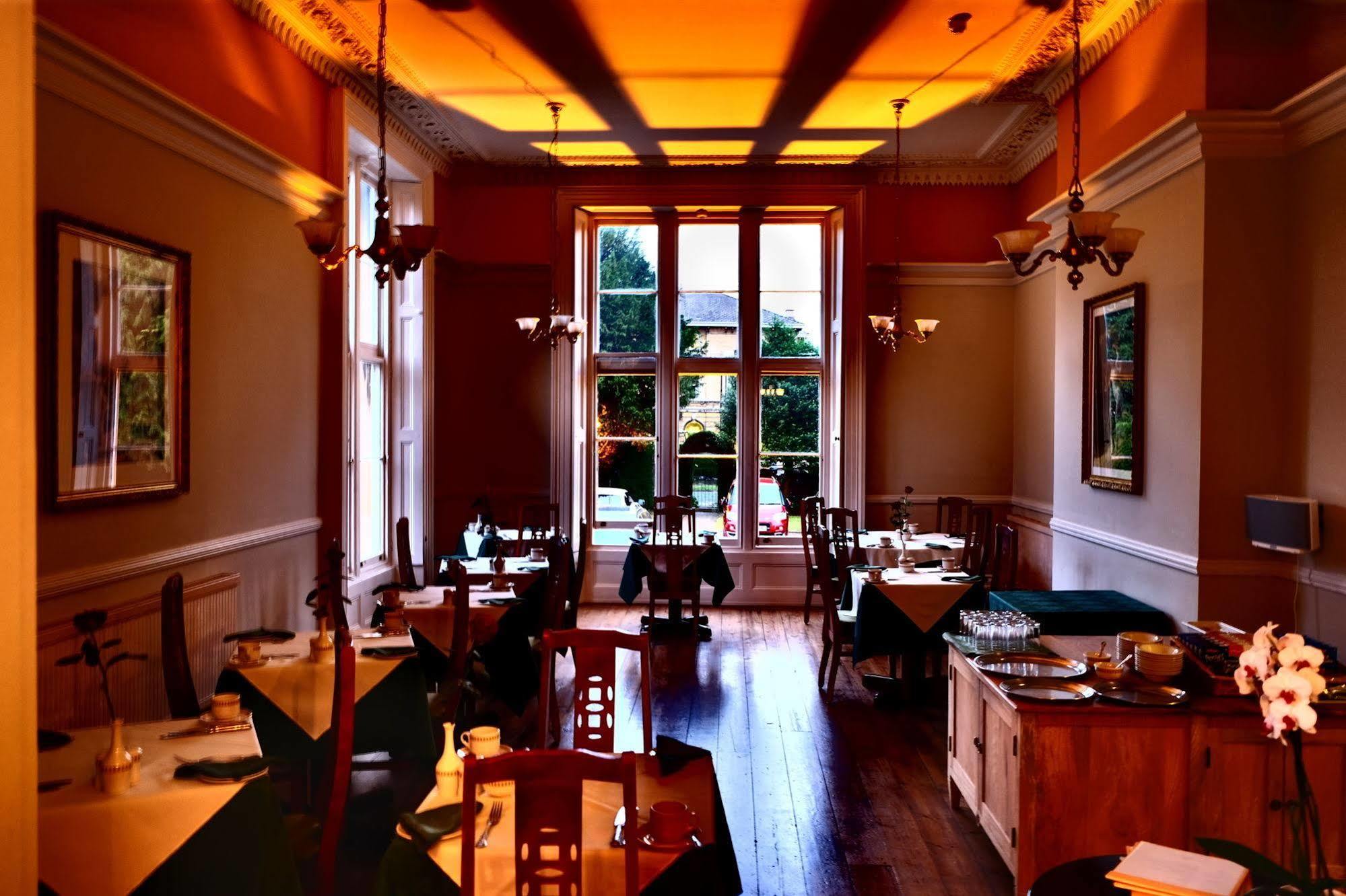 Cotswold Grange Acomodação com café da manhã Cheltenham Exterior foto The restaurant at the 1886 Crescent Hotel