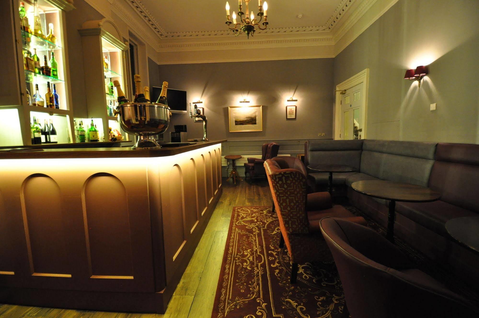 Cotswold Grange Acomodação com café da manhã Cheltenham Exterior foto The bar at the hotel