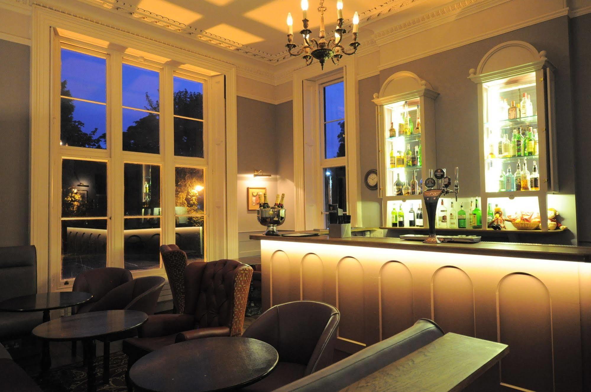 Cotswold Grange Acomodação com café da manhã Cheltenham Exterior foto The bar at the hotel