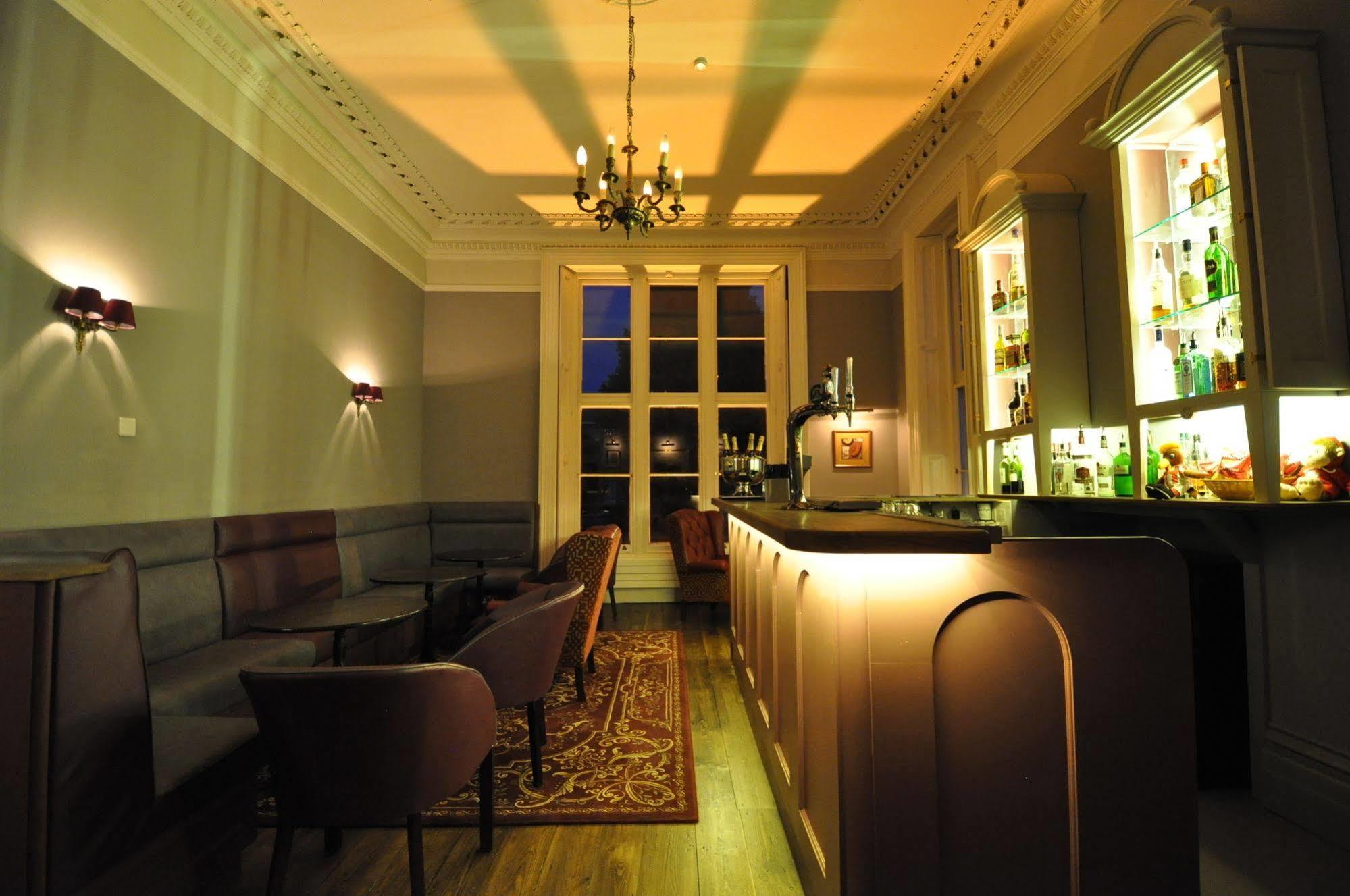 Cotswold Grange Acomodação com café da manhã Cheltenham Exterior foto The bar at the 2007–2011 premises