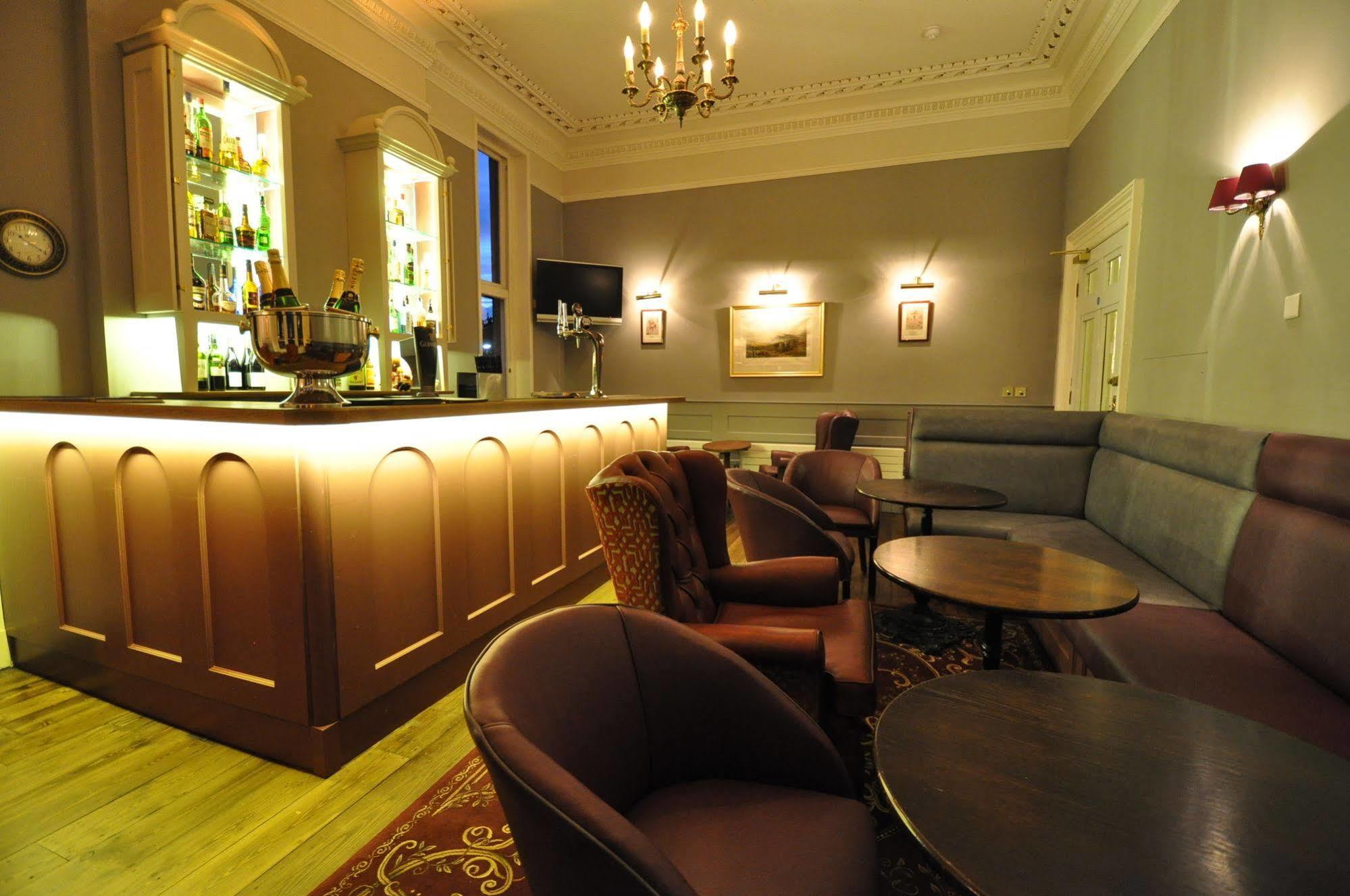 Cotswold Grange Acomodação com café da manhã Cheltenham Exterior foto The bar at the hotel