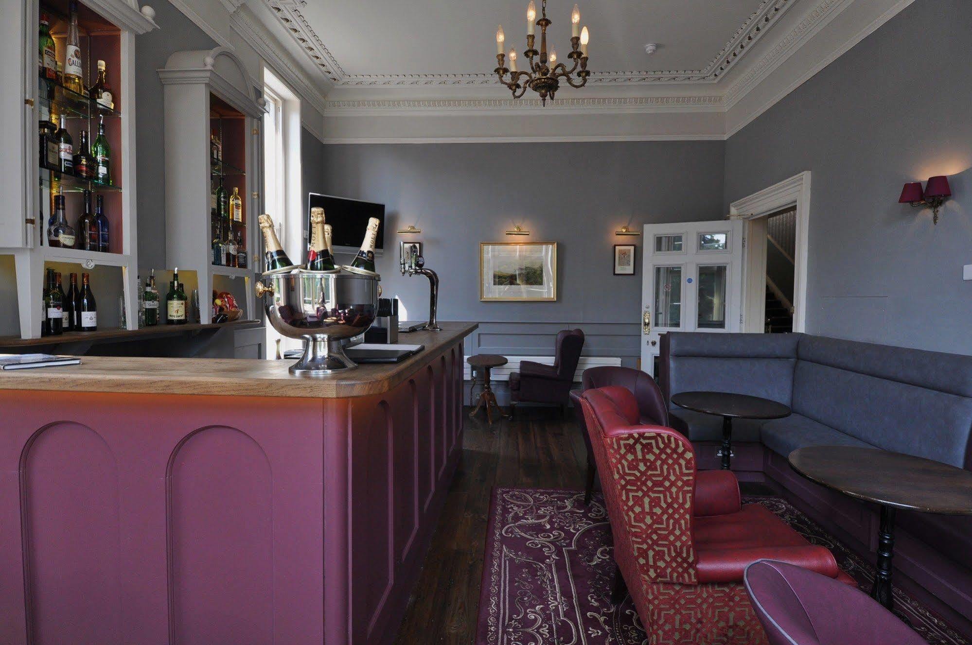 Cotswold Grange Acomodação com café da manhã Cheltenham Exterior foto The bar at the hotel